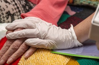 Le travail des proches aidants est essentiel pour permettre aux personnes âgées de rester chez elles (image d'illustration).