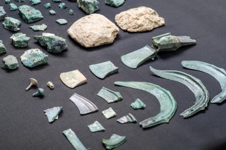 Des faucilles, des haches, un fragment de scie et des éléments de bijoux figurent parmi les 80 objets de la fin de l'âge du bronze découverts près de Salouf (GR).