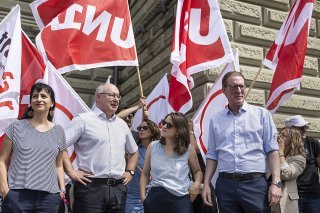 Aux côtés de Pierre-Yves Maillard, patron de l'USS: la présidente d'Unia Vania Alleva (à gauche), Mattea Meyer, co-présidente du PS, et Adrian Wuethrich (à droite), de Travail.Suisse, mardi à Berne.