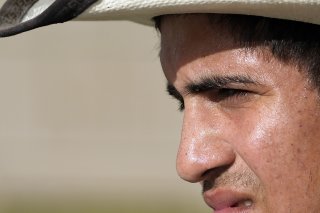 Certains endroits au Texas ont une température qui a dépassé les 37°C durant plus de deux semaines. En photo, Hugo Fernadez, qui travaille dehors à Houston.