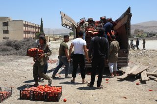 Neuf victimes ont notamment été tuées dimanche par des frappes russes sur un marché de fruits et légumes, l'attaque la plus meurtrière de l'année, selon l'OSDH.