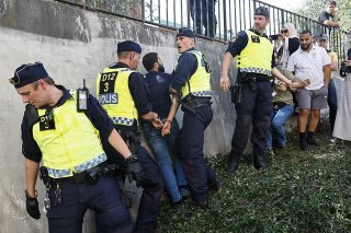 La police est intervenue après qu'un Irakien a brûlé un exemplaire du Coran à Stockholm mercredi.