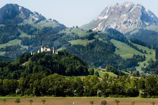 Une future commune fusionnée dans le district de la Gruyère (FR), ici la château de Gruyères et le Moléson en arrière-plan, pourrait afficher une capacité d'investissement de 371 à 460 millions de francs, selon les calculs du Service cantonal des ...