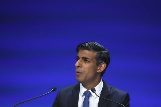 Le racisme "vous pique. Cela fait mal", a dénoncé Rishi Sunak, premier chef du gouvernement britannique d'origine indienne (archives).