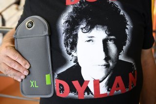 Les spectateurs ont dû enfermer leur portable dans une pochette avant de pouvoir pénétrer au Stravinski pour écouter le concert de Bob Dylan samedi au Montreux Jazz Festival.