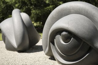 Ces yeux sculptés par Louise Bourgeois dans du granit noir sont aussi des bancs. Ils sont exposés dans le parc du Musée Kirchner à Davos (GR).