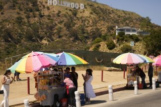 Depuis mai, les seules productions qui ont décidé de tourner le font sur la base de scripts déjà terminés au printemps, sans pouvoir les modifier. Mais sans comédiens, les tournages ne vont tout simplement plus être possibles.