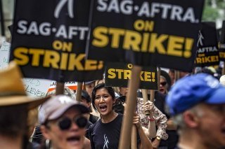 Des centaines de grévistes munis de pancartes ont défilé devant l'immeuble de Netflix sur le fameux Sunset Boulevard de Los Angeles. Des scènes similaires se sont déroulées partout dans la ville devant les autres studios et services de streaming....