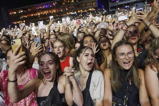 La foule s'était massée au pied de la Grande scène pour suivre le concert de la tête d'affiche de cette édition 2023.
