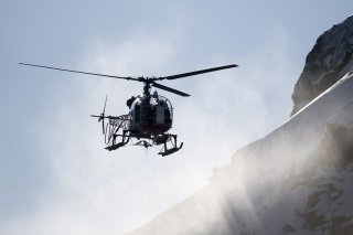 Un hélicoptère à proximité du Bec des Rosses