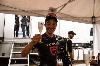 Simon Pellaud après sa victoire sur le Tour de Bretagne