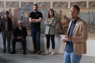 Le conseiller d'Etat Mathias Reynard au vernissage des fresques de Pierre Faval.