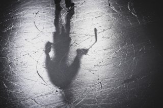 Image d'illustration - L'ombre d'un hockeyeur durant la Coupe Spengler à Davos