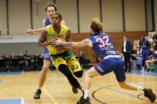 Markel Humphrey (en jaune) un des cadres du BBC Monthey-Chablais