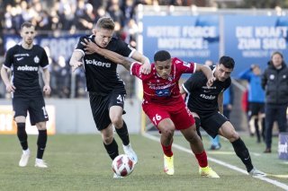 Itaitinga, attaquant du FC Sion, entouré par plusieurs adversaires du FC Zurich