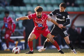 Denis-Will Poha à la lutte avec un joueur du FC Zurich