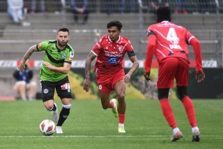 Baltazar (FC Sion) à la lutte avec Renato Steffen (Lugano) sous le regard de Gora Diouf (FC Sion)