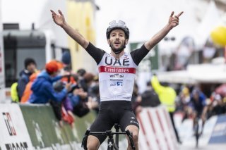Adam Yates fait coup double. Il remporte la quatrième étape du Tour de Romandie entre Sion et Thyon 2000 et s'empare de la tête du classement général