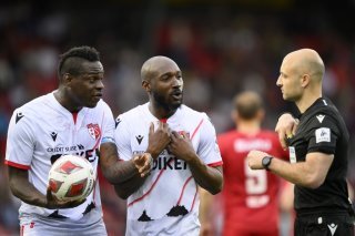 Mario Balotelli et Giovanni Sio avec l'arbitre de Sion-Wintethour