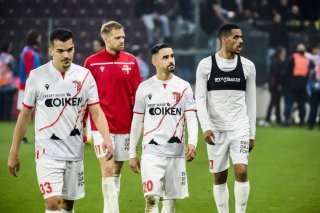 Les joueurs du FC Sion, tête basse, après la défaite 5-0 au Stade de Genève