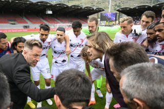 Les joueurs et le staff du FC Sion réunis avant le match