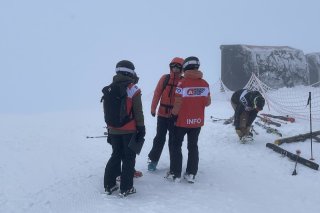 Au Col des Gentiannes, les athlètes du FWT prennent leur mal en patience