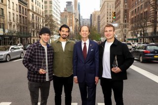 Nico Hischier (à gauche) en compagnie de Jonas Siegenthaler, de l'Ambassadeur Niculin Jäger et de Timo Meier