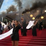 La banderole portant les noms de 129 victimes de féminicides a été déployée par des militantes avant la projection d'un documentaire "Riposte féministe" qui les a suivies dans leurs activités.