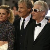 David Cronenberg (à droite) en compagnie de Viggo Mortensen et Kristen Stewart, qui jouent dans son dernier film "Crimes du Futur", présenté lundi soir à Cannes.
