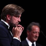 Ruben Ostlund réalise une critique sans concessions du monde des ultra-riches, avec le président du jury Vincent Lindon en arrière plan.