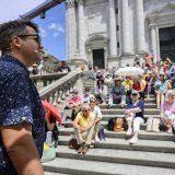 L'écrivain valaisan Rolf Hermann lit des extraits de ses oeuvres au public réuni sur les escaliers de la cathédrale St-Ours à Soleure.
