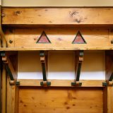 Les boiseries, en sapin, sont ornées de formes triangulaires, représentant le conifère.