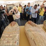 Parmi les 150 statues découvertes figure une de l'architecte, également vizir et médecin. Inventeur de la construction en pierre de taille, Imhotep -qui a été déifié- a "révolutionné l'architecture" dans le monde antique,