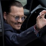 Johnny Depp s'est envolé pour le Royaume-Uni après la fin des débats vendredi pour participer, dimanche et lundi, à deux concerts de Jeff Beck à Sheffield et Londres.