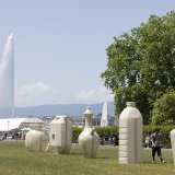L'oeuvre de l'artiste Alia Farid, "In Lieu of What Is", a été installée à la plage des Eaux-Vives dans le cadre de la Biennale d'art contemporain de Genève Sculpture Garden.