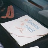 L'exposition présente notamment divers objets. Parmi eux, une pochette de pyjama brodée par Anne Frank à Amsterdam.