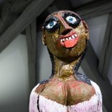 L'exposition se penche sur les trajectoires de vie de plusieurs artistes d'art brut.