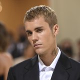 Justin Bieber a indiqué qu'il faisait des exercices du visage et prenait du temps pour "se reposer et se détendre et revenir à 100 %" (archives).