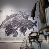 Chacune des salles traite d'une thématique importante pour comprendre la Suisse d'hier et d'aujourd'hui, à savoir l'identité, le territoire et la montagne, la famille et le rôle de la femme, la consommation et l'industrie alimentaire, le travail o...