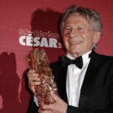 Roman Polanski, qui reçoit ici un césar en 2014, suscite toujours la controverse en raison de son passé judiciaire.