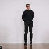 Le styliste valaisan Kévin Germanier, lauréat du prix Rünzi 2023, lors de la Fashion Week de Paris en mars (archives).