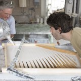 Leo Pichler (à gauche), de Swisskeramik, en train de préparer les plaques de l'oeuvre "Tilo", en mars dernier.