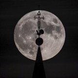 L'expression de "Lune bleue" est tirée de l'anglais "once in a blue moon" qui désigne une situation qui n'intervient que très rarement.