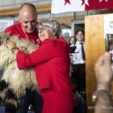 Christophe Darbellay a offert un mouton nez-noir à la conseillère fédérale franc-Montagnarde Elisabeth Baume-Schneider