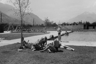 Inauguration le 27 mai 1954 des bassins actuels, dessinés par les architectes Suter et Perraudin.