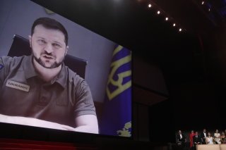 Tandis que le président ukrainien Volodymyr Zelensky (photo) s'est exprimé lors de l'ouverture du Festival de Cannes mardi, les spectateurs ont pu voir jeudi "Mariupolis 2", le dernier film du Lituanien Mantas Kvedaravicius, tué fin mars en Ukrain...