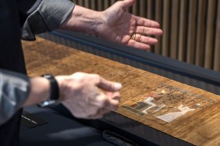 La Fondation Bodmer, à Cologny (GE), a restauré un papyrus rare vieux de 3000 ans. Le document est le début d'un chapitre écrit en hiéroglyphes du "Livre des Morts" égyptien, avec une image représentant le défunt et le dieu Osiris.