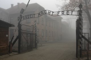 M.Buzyn est un des derniers rescapés français du camp d'Auschwitz. Il se fera enlever chirurgicalement son numéro de déporté, car "on ne peut pas vivre avec cela en le voyant tous les jours" (Photo prétexte)..