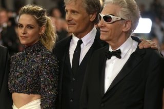 David Cronenberg (à droite) en compagnie de Viggo Mortensen et Kristen Stewart, qui jouent dans son dernier film "Crimes du Futur", présenté lundi soir à Cannes.