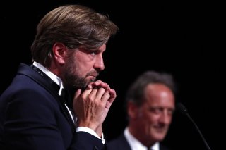 Ruben Ostlund réalise une critique sans concessions du monde des ultra-riches, avec le président du jury Vincent Lindon en arrière plan.